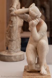 Die hockende Venus Anadyomene beim Frisieren, Casa del Triclino, Pompeji, Archäologisches Museum von Neapel in Italien
