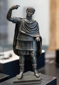Junger Mann in Rüstung, Quadriga des Nero, Herculaneum, Archäologisches Museum von Neapel in Italien
