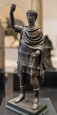 Junger Mann in Rüstung, Quadriga des Nero, Herculaneum, Archäologisches Museum von Neapel in Italien