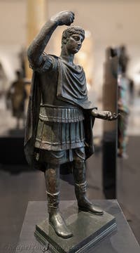 Junger Mann in Rüstung, Quadriga des Nero, Herculaneum, Archäologisches Museum von Neapel in Italien