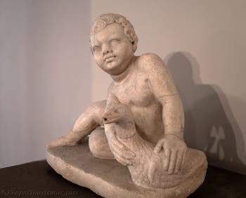 Sitzendes Kind mit einer Gans in der Hand, Archäologisches Museum von Neapel in Italien