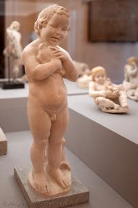 Kind, das eine Taube streichelt, Vesuv-Region, Archäologisches Museum von Neapel in Italien