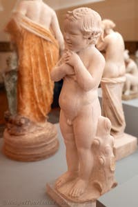 Kind, das eine Taube streichelt, Vesuv-Region, Archäologisches Museum von Neapel in Italien