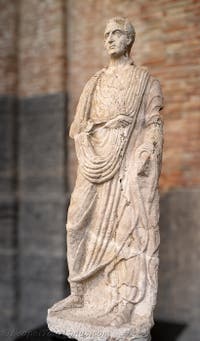 Mann in einer Toga, Nekropole am Tor von Herculaneum, Pompeji, Archäologisches Museum von Neapel in Italien