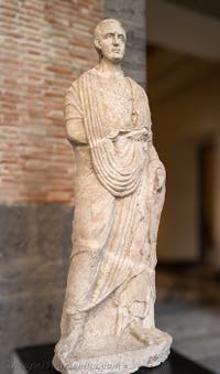 Mann in einer Toga, Nekropole am Tor von Herculaneum, Pompeji, Archäologisches Museum von Neapel in Italien