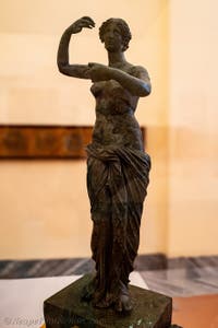 Aphrodite beim Bad, unterstützt von Nymphen, Verzierung eines Brunnens in einem Garten in der Region des Vesuvs, Archäologisches Museum von Neapel in Italien