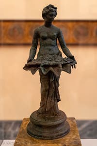 Nymphe, die Aphrodite beim Baden assistiert, Verzierung eines Brunnens in einem Garten in der Region des Vesuvs, Archäologisches Museum von Neapel in Italien
