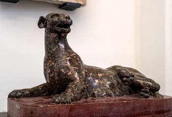 Liegende Pantherin beim Stillen, Archäologisches Museum von Neapel in Italien