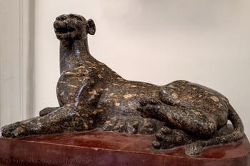 Liegende Pantherin beim Stillen, Archäologisches Museum von Neapel in Italien