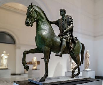 Vermutliche Reiterstatue von Caligula, Tempel der Fortuna Augusta, Pompeji, Archäologisches Museum von Neapel in Italien