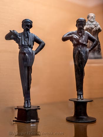 Priapos, der eine aphrodisierende Flüssigkeit auf sein Geschlechtsteil gießt, Herculaneum, Erotikkabinett, Archäologisches Museum Neapel