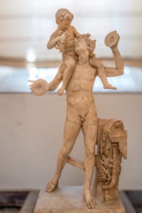 Satyr, der den kleinen Dionysos auf den Schultern trägt, Farnese-Sammlung, Archäologisches Museum von Neapel in Italien