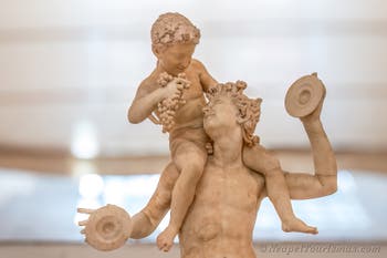 Satyr, der den kleinen Dionysos auf den Schultern trägt, Farnese-Sammlung, Archäologisches Museum von Neapel in Italien