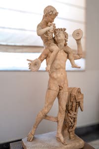 Satyr, der den kleinen Dionysos auf den Schultern trägt, Farnese-Sammlung, Archäologisches Museum von Neapel in Italien