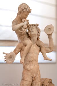 Satyr, der den kleinen Dionysos auf den Schultern trägt, Farnese-Sammlung, Archäologisches Museum von Neapel in Italien