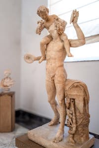 Satyr, der den kleinen Dionysos auf den Schultern trägt, Farnese-Sammlung, Archäologisches Museum von Neapel in Italien