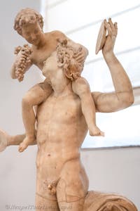Satyr, der den kleinen Dionysos auf den Schultern trägt, Farnese-Sammlung, Archäologisches Museum von Neapel in Italien