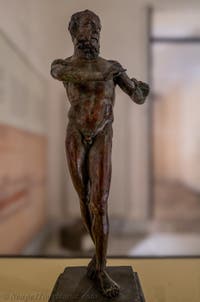 Satyr, der auf einer Doppelflöte spielt, Villa dei Papiri, Herculaneum, Archäologisches Museum von Neapel in Italien