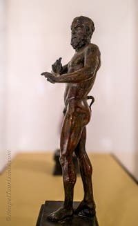 Satyr, der auf einer Doppelflöte spielt, Villa dei Papiri, Herculaneum, Archäologisches Museum von Neapel in Italien
