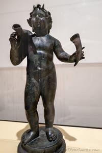 Kleiner Satyr mit einem Weinschlauch und einem Trinkhorn, Villa dei Papiri, Herculaneum, Archäologisches Museum von Neapel in Italien