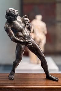 Betrunkener Satyr mit einem Weinschlauch, Casa del Centenario, Pompeji, Archäologisches Museum von Neapel in Italien