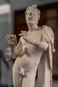Flötenspielender Satyr, Praedia di Giulia Felice, Pompeji, Archäologisches Museum von Neapel, Italien