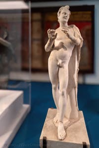 Flötenspielender Satyr, Praedia di Giulia Felice, Pompeji, Archäologisches Museum von Neapel, Italien