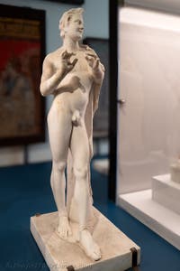 Flötenspielender Satyr, Praedia di Giulia Felice, Pompeji, Archäologisches Museum von Neapel, Italien