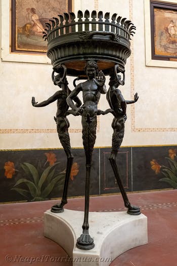 Dreibein mit erigierten Satyrn, Pompeji, Casa di Giulia Felice, Archäologisches Museum von Neapel