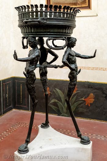 Dreibein mit erigierten Satyrn, Pompeji, Casa di Giulia Felice, Archäologisches Museum von Neapel