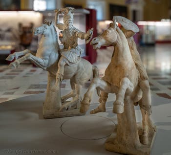 Reiter in Rüstung und sterbende Amazone, Farnese-Sammlung, Archäologisches Museum von Neapel, Italien

