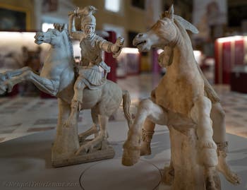 Reiter in Rüstung und sterbende Amazone, Farnese-Sammlung, Archäologisches Museum von Neapel, Italien
