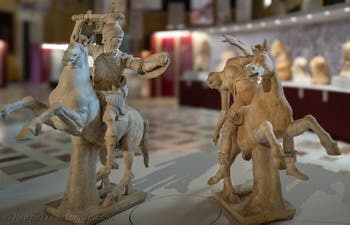 Reiter in Rüstung und sterbende Amazone, Farnese-Sammlung, Archäologisches Museum von Neapel, Italien
