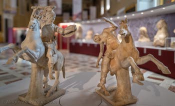 Reiter in Rüstung und sterbende Amazone, Farnese-Sammlung, Archäologisches Museum von Neapel, Italien

