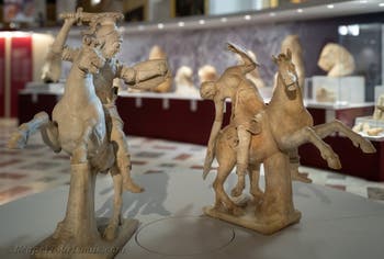 Reiter in Rüstung und sterbende Amazone, Farnese-Sammlung, Archäologisches Museum von Neapel, Italien
