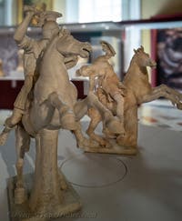 Reiter in Rüstung und sterbende Amazone, Farnese-Sammlung, Archäologisches Museum von Neapel, Italien
