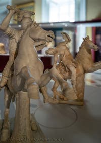 Reiter in Rüstung und sterbende Amazone, Farnese-Sammlung, Archäologisches Museum von Neapel, Italien
