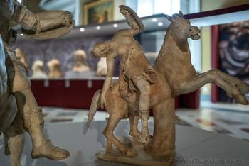 Reiter in Rüstung und sterbende Amazone, Farnese-Sammlung, Archäologisches Museum von Neapel, Italien
