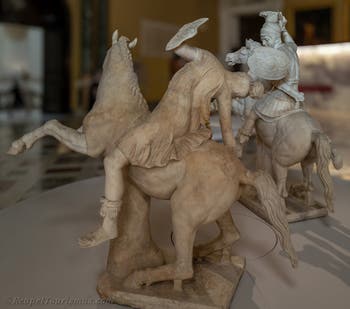Reiter in Rüstung und sterbende Amazone, Farnese-Sammlung, Archäologisches Museum von Neapel, Italien
