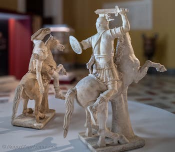 Reiter in Rüstung und sterbende Amazone, Farnese-Sammlung, Archäologisches Museum von Neapel, Italien
