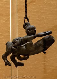 Tintinnabulum, Jockey beim Aufsteigen Geflügelter Phallus, Pompeji, Erotikkabinett, Archäologisches Museum Neapel