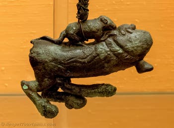 Tintinnabulum, Phallus, auf dem eine Ratte und eine Schildkröte sitzen, Pompeji, Erotikkabinett, Archäologisches Museum Neapel