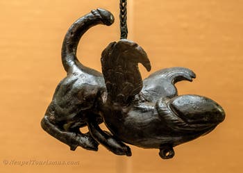 Tintinnabulum, geflügelter vierfüßiger Phallus, Pompeji, Erotikkabinett, Archäologisches Museum Neapel