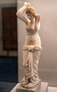 Venus Anadyomene, die sich die Haare trocknet, Casa del Camillo, Pompeji, Archäologisches Museum von Neapel in Italien