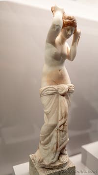 Venus Anadyomene, die sich die Haare trocknet, Casa del Camillo, Pompeji, Archäologisches Museum von Neapel in Italien