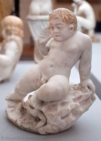 Ein Kind, das sich vor einer Kröte fürchtet, Casa del Camillo, Pompeji, Archäologisches Museum von Neapel in Italien
