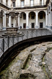 Der Tholos der unterirdischen Neapolis unter der Basilika San Lorenzo Maggiore in Neapel, Italien