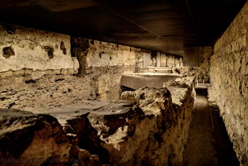 Oberer Teil des Kardinalbogens der unterirdischen Neapolis unter der Basilika San Lorenzo Maggiore in Neapel, Italien