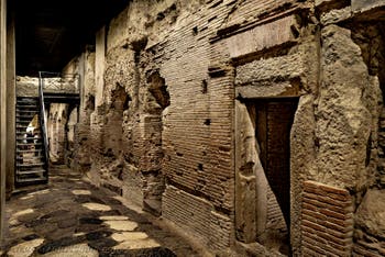Der Cardine oder Cardo der unterirdischen Neapolis unter der Basilika San Lorenzo Maggiore in Neapel, Italien