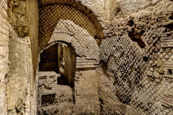 Taberna oder Geschäft in der unterirdischen Neapolis unter der Basilika San Lorenzo Maggiore in Neapel, Italien